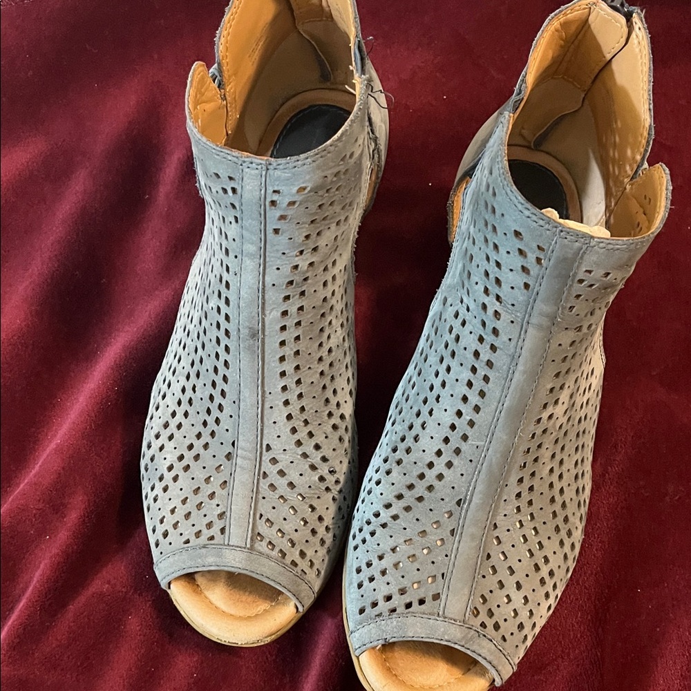 Earth Blue sandal 8.5